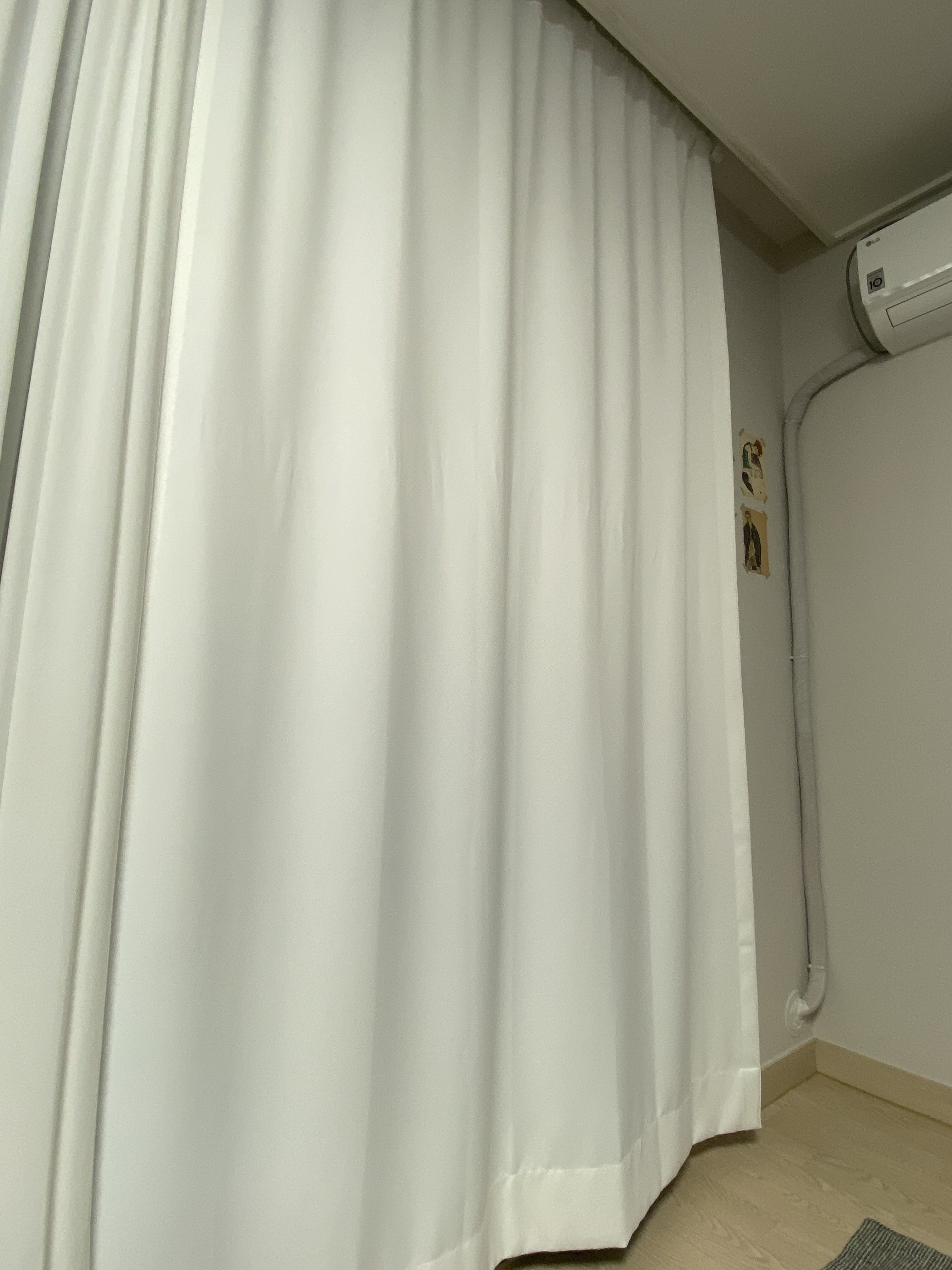 배송은 제작 상품이라 시간이 좀 많이 걸렸지만 제품은 만족해요